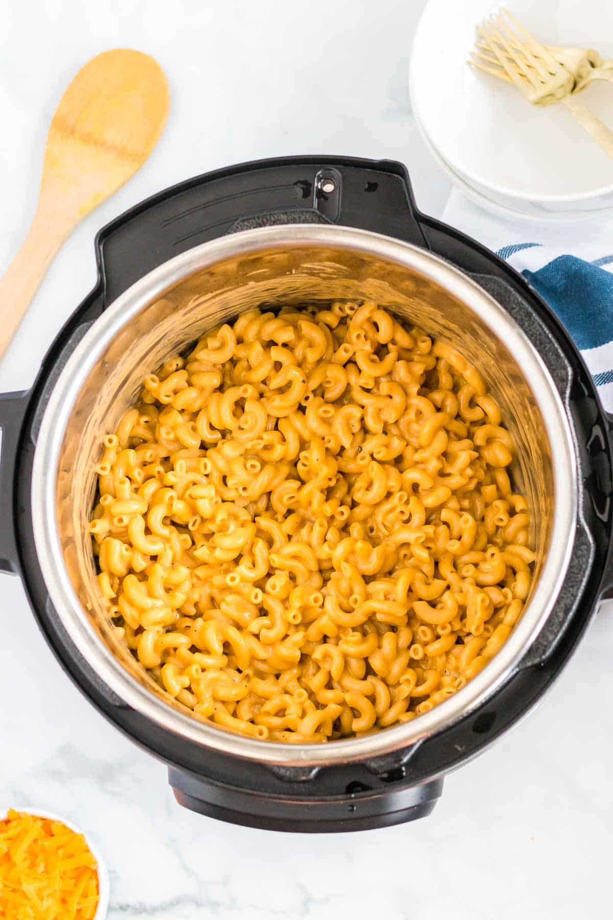 an instant pot full of macaroni and cheese