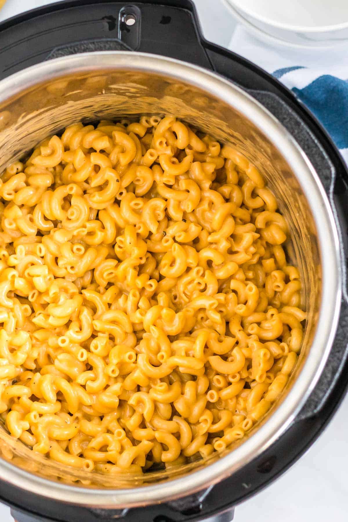 an instant pot full of macaroni and cheese