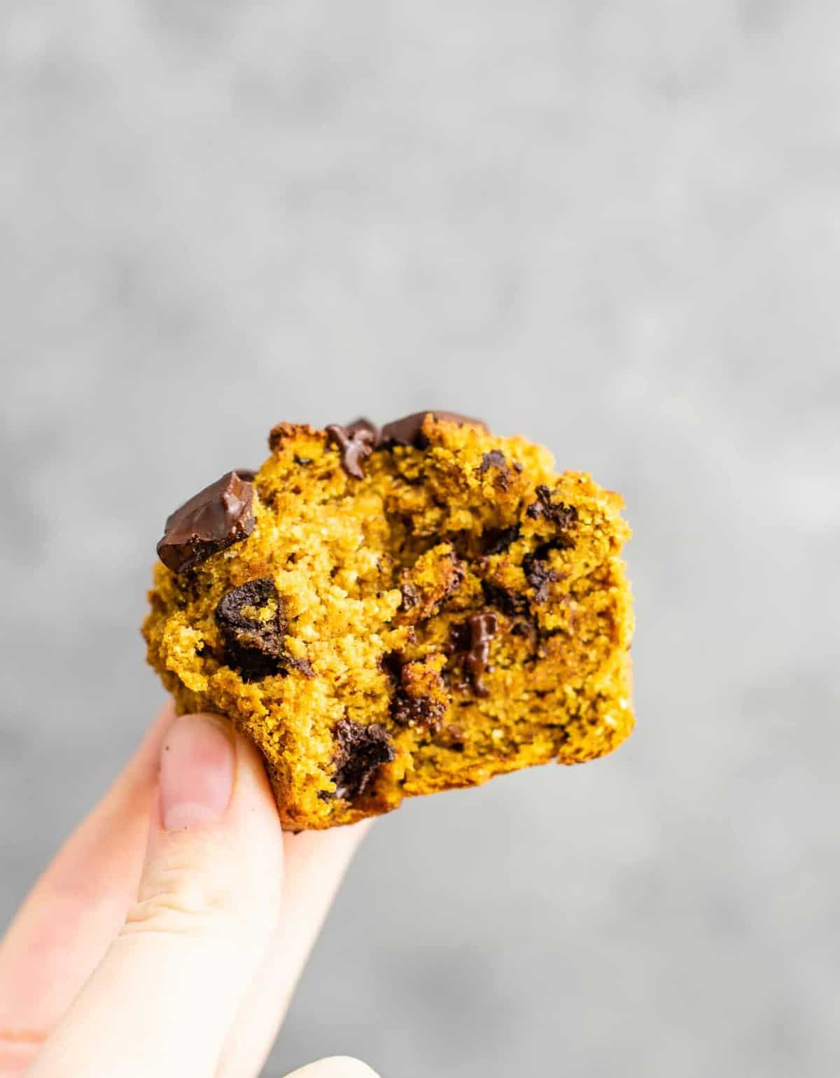 Gluten free pumpkin muffins with dark chocolate chips – these are AMAZING! And they don’t fall apart like a lot of gluten free stuff (they use oat flour and coconut flour) #glutenfree #pumpkinmuffins #pumpkinrecipes #healthyrecipes #muffins #healthymuffins #glutenfreemuffins