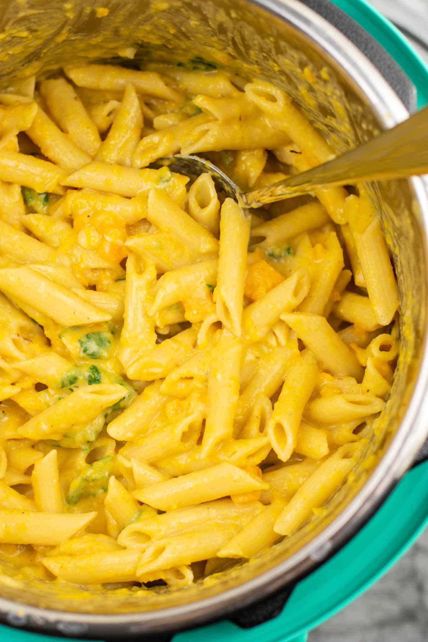 Instant Pot Creamy Sweet Potato Pasta (vegetarian) – this is the perfect fall recipe and tastes AMAZING! Even my two year old loved it, and it was a great way to sneak in more veggies! Definitely will be making this one again. #instantpot #instantpotrecipe #instantpotvegetarian #vegetarian #easydinner #dinner #vegetariandinner #sweetpotatorecipe #fallrecipe