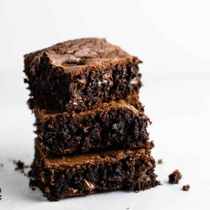 Duncan hines chocolate cake mix brownies – don’t have brownie mix on hand? These are so good and so easy to make! #cakemixbrownies #cakemixrecipes #brownies #dessert #easyrecipe #cakemixdessert