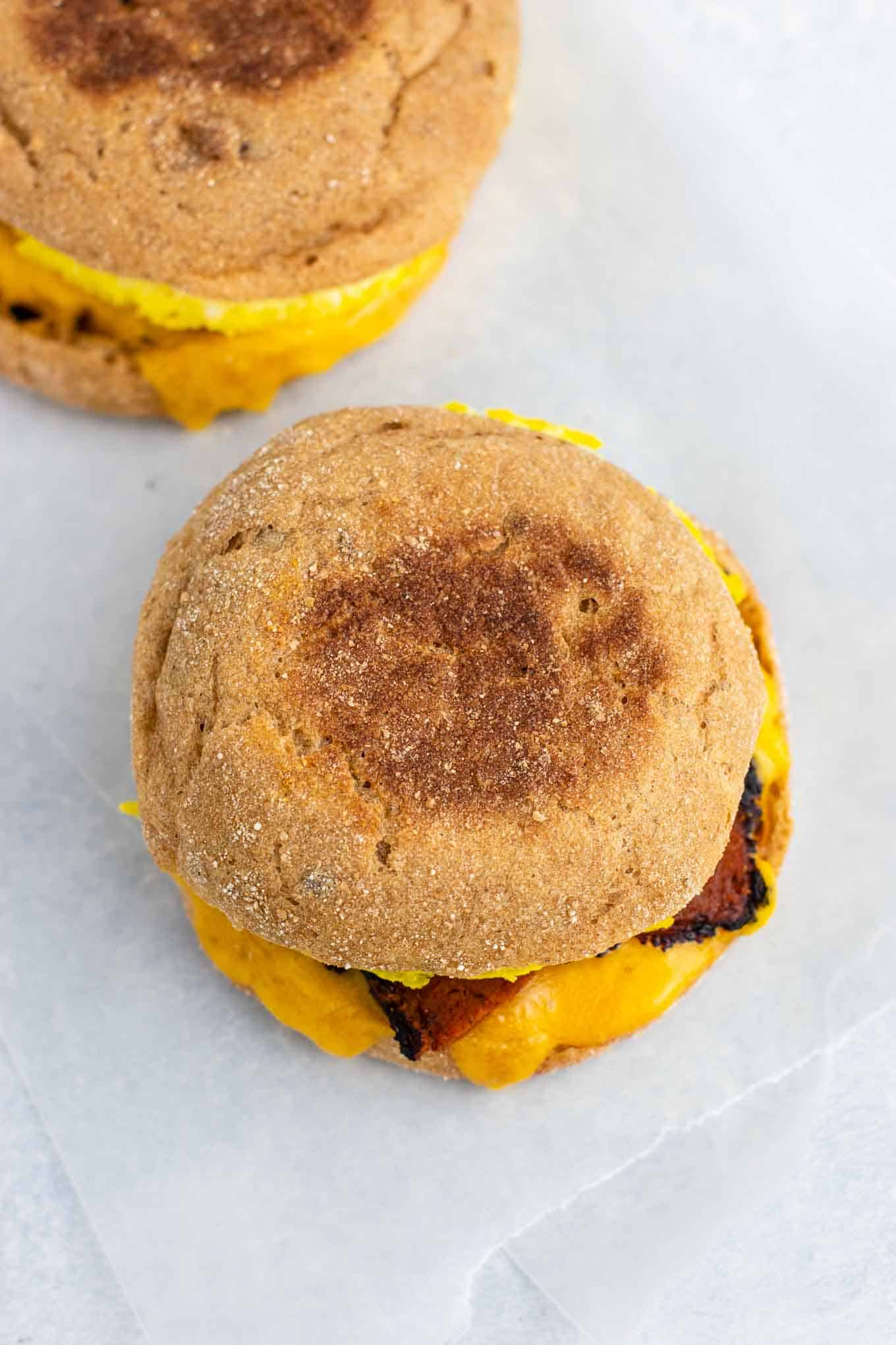 Vegetarian meal prep ideas – these easy English muffin breakfast sandwiches taste amazing and are so easy to make! #vegetarian #breakfast #mealprep #englishmuffin #breakfastsandwich 