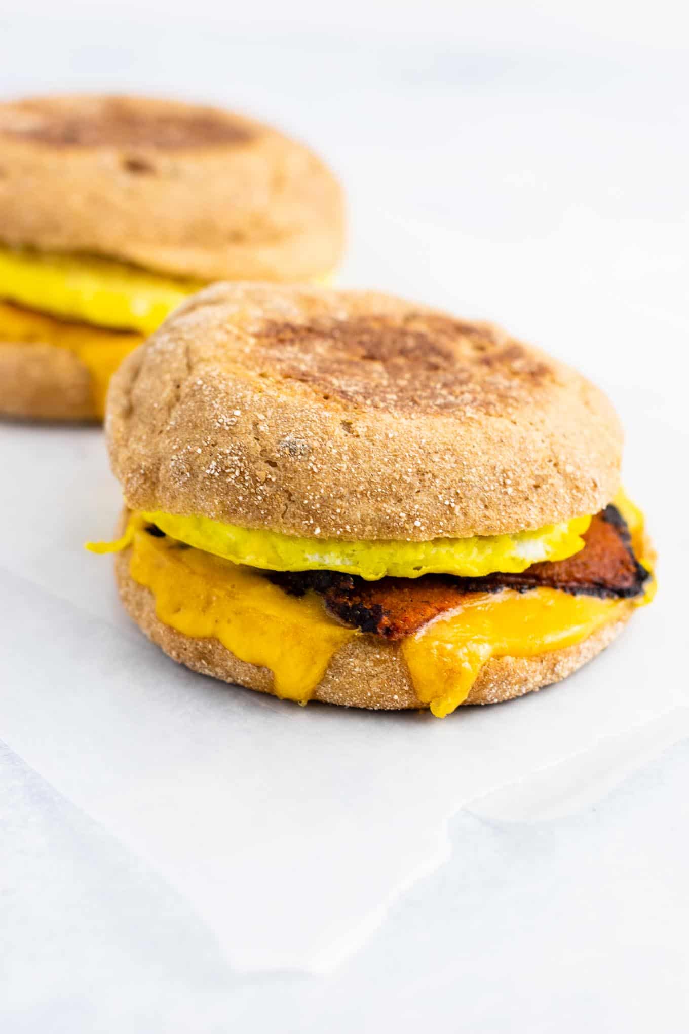 Vegetarian meal prep ideas – these easy English muffin breakfast sandwiches taste amazing and are so easy to make! #vegetarian #breakfast #mealprep #englishmuffin #breakfastsandwich 