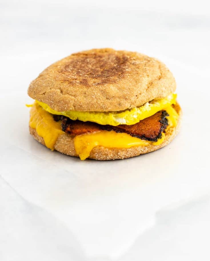 Vegetarian meal prep ideas – these easy English muffin breakfast sandwiches taste amazing and are so easy to make! #vegetarian #breakfast #mealprep #englishmuffin #breakfastsandwich