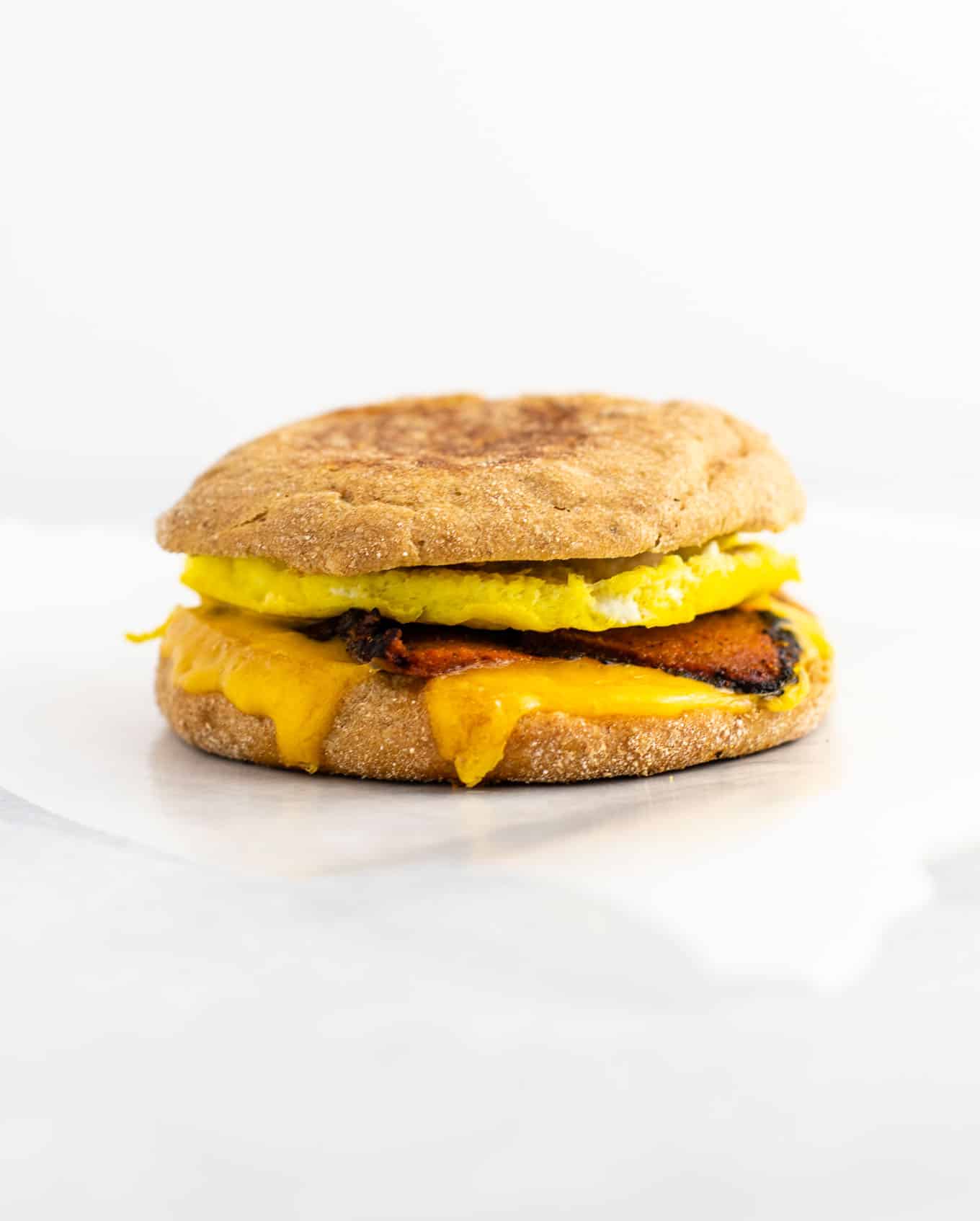 Meal Prep Vegetarian breakfast sandwich - these easy English muffin breakfast sandwiches taste amazing and are so easy to make! #vegetarian #breakfast #mealprep #englishmuffin #breakfastsandwich 