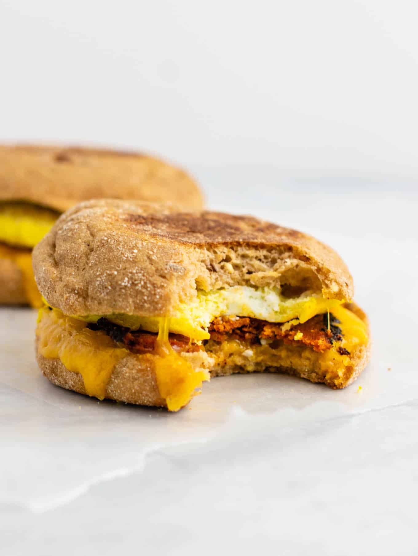 Meal Prep Vegetarian breakfast sandwich - these easy English muffin breakfast sandwiches taste amazing and are so easy to make! #vegetarian #breakfast #mealprep #englishmuffin #breakfastsandwich 