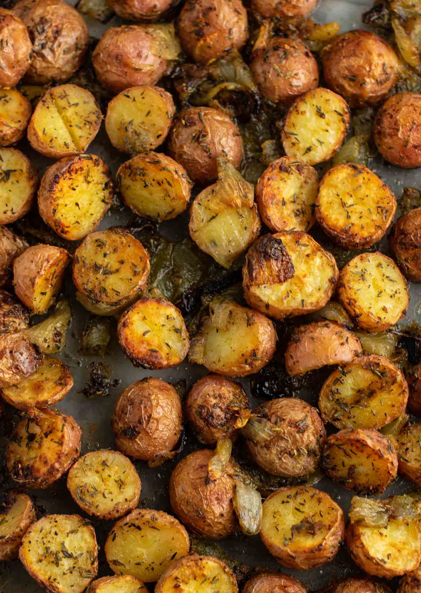 Easy roasted potatoes and onions – delicious side dish! #potatoesandonions #sidedish #potatoes #dinner 