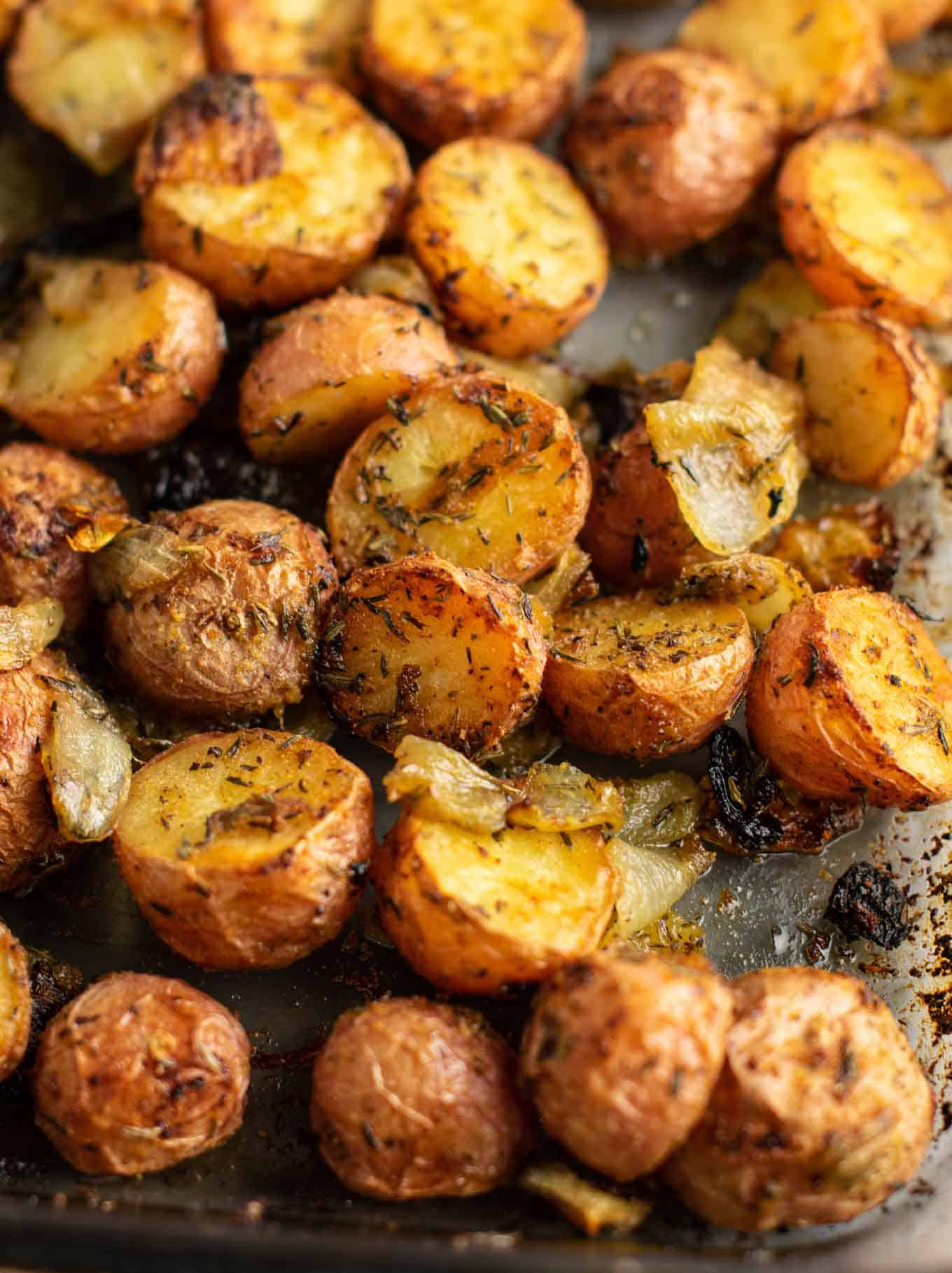 Easy roasted potatoes and onions – delicious side dish! #potatoesandonions #sidedish #potatoes #dinner
