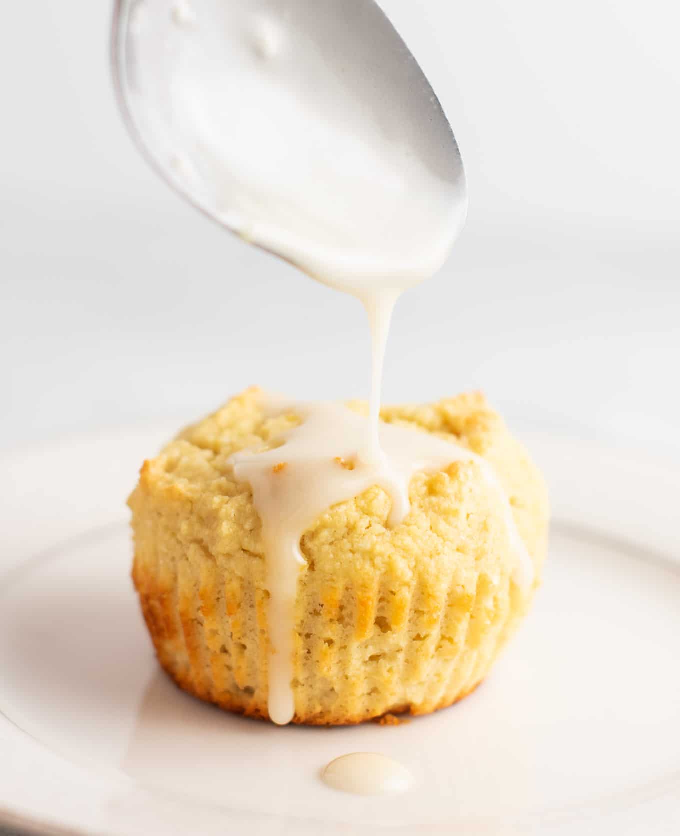 Gluten free muffins with a sweet lemon glaze. These are perfectly fluffy, do not fall apart, and taste amazing! #glutenfree #lemonmuffins #breakfast