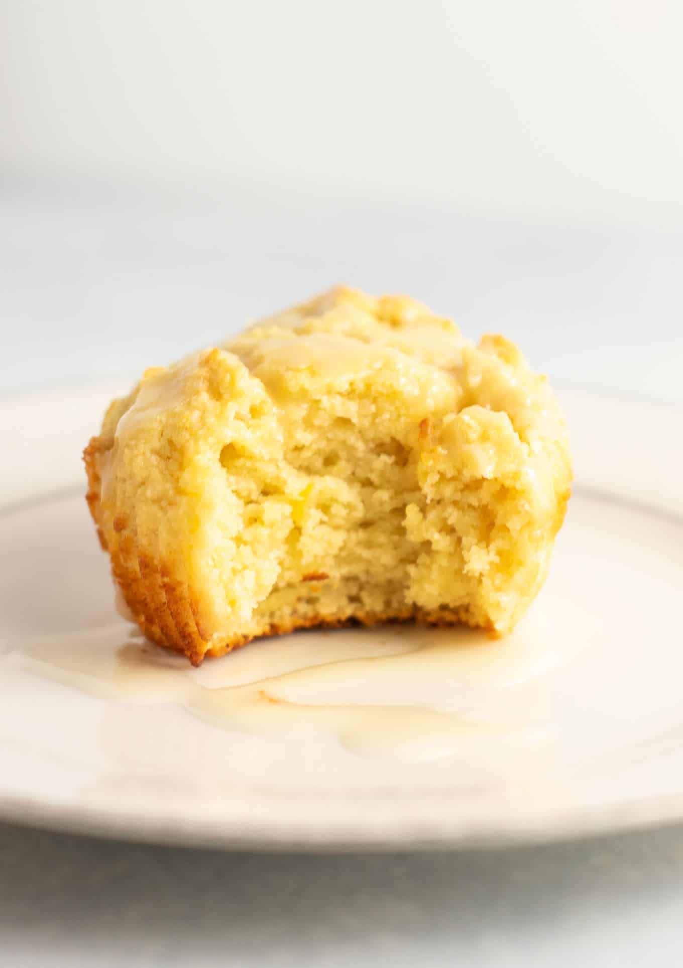 lemon muffins with a sweet lemon glaze. These are perfectly fluffy, do not fall apart, and taste amazing! #glutenfree #lemonmuffins #breakfast