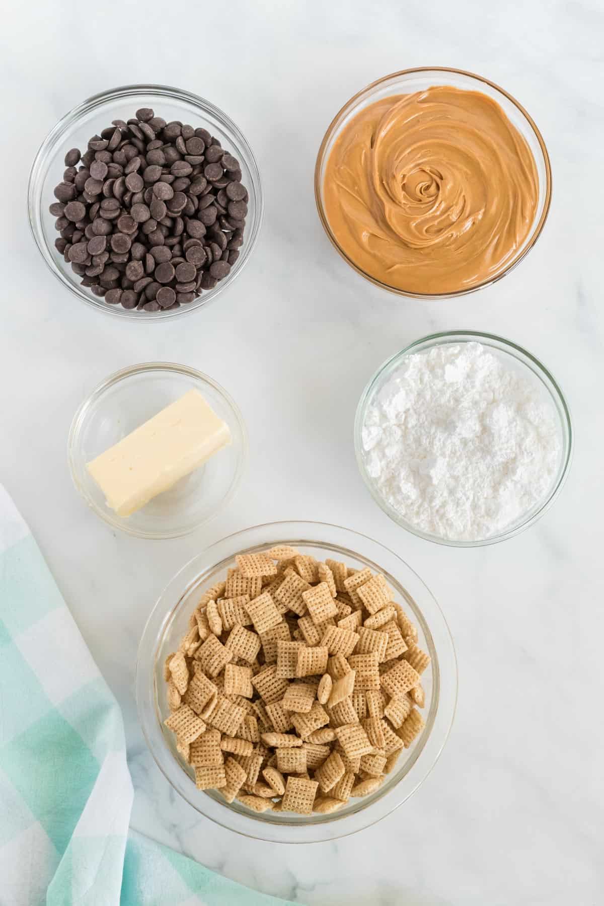 ingredients to make muddy buddies