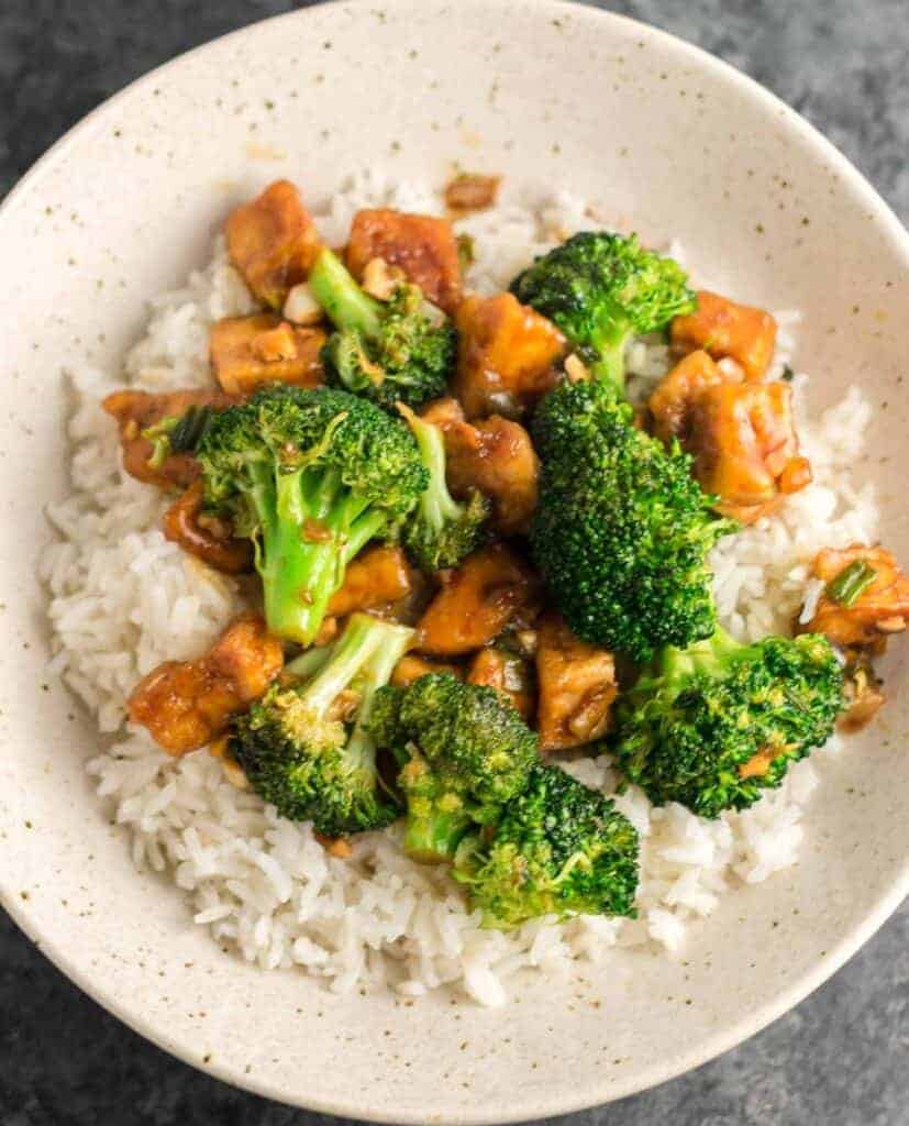 brócolos e tofu fritar sobre arroz numa tigela