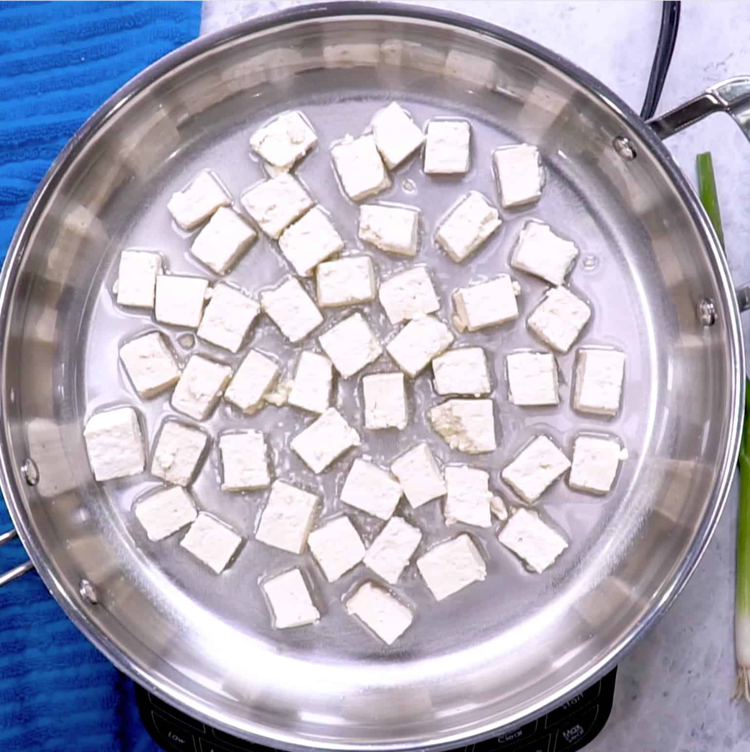 cozinhando o tofu numa frigideira