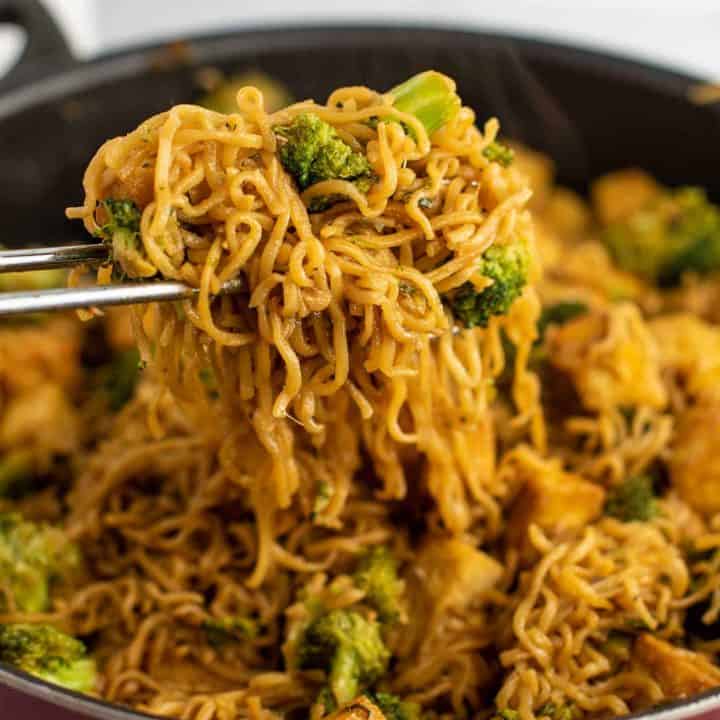 ramen noodles and broccoli