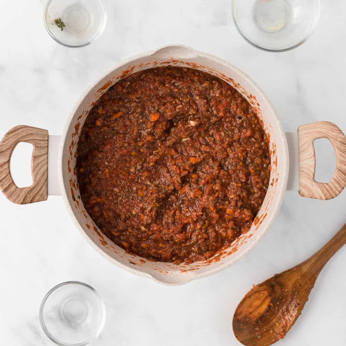 finished bolognese sauce in the pot