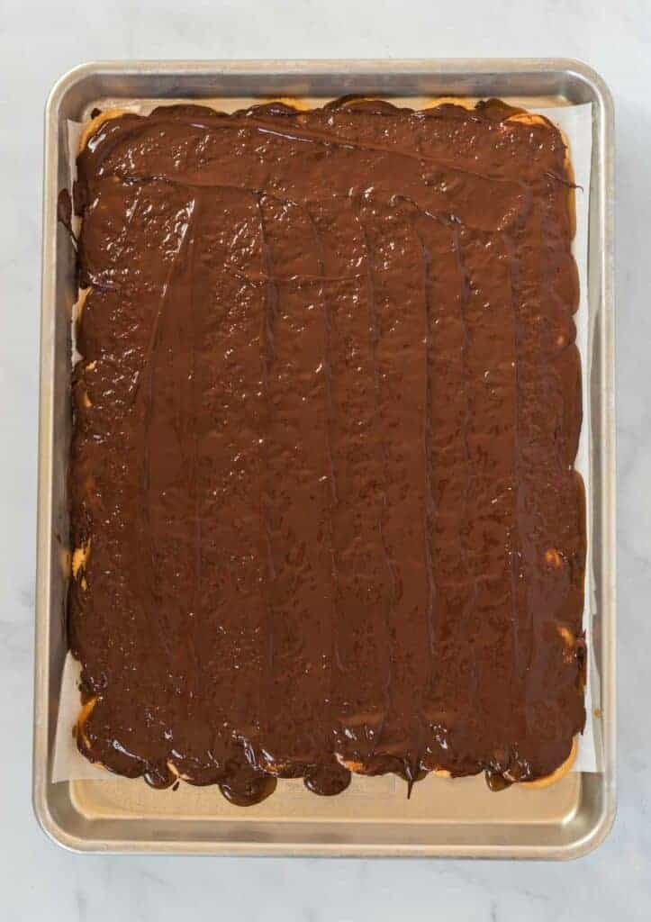 baking sheet lined with ritz crackers covered in melted chocolate