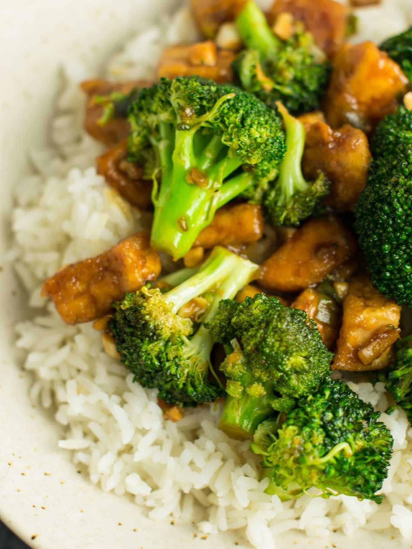 Garlic tofu broccoli skillet recipe made in just one pan. A healthy alternative to takeout in a rich garlicky sauce with fresh broccoli. #vegan #tofu #broccoli #garlicsauce #onepan #healthy