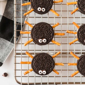 oreo spiders with googly eyes