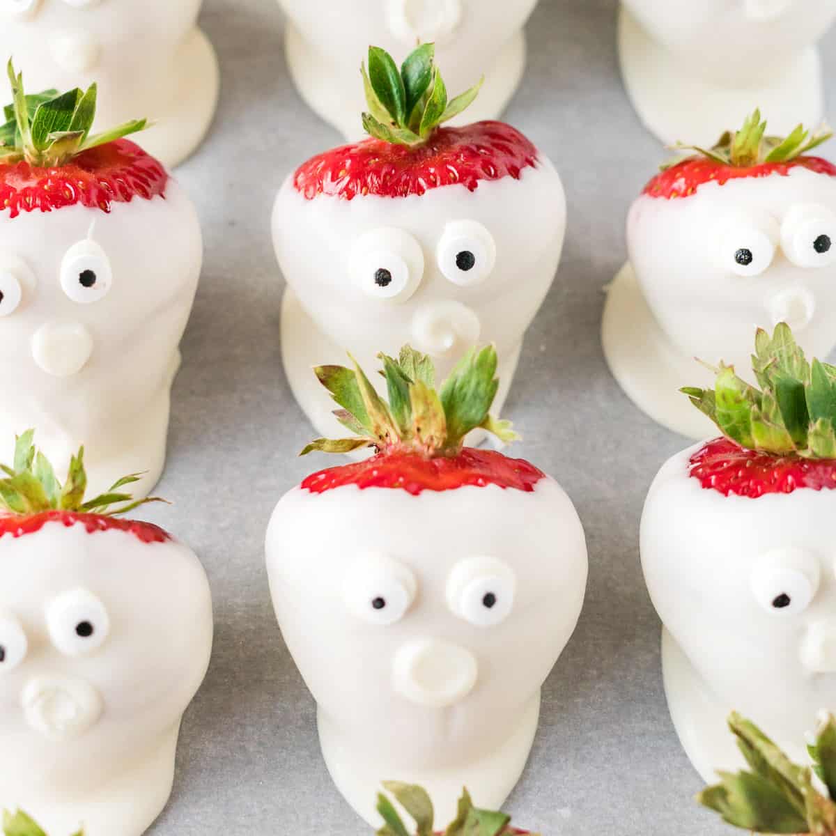 chocolate dipped strawberry ghosts for halloween