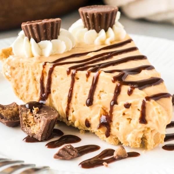 no bake peanut butter pie slice drizzled with chocolate sauce