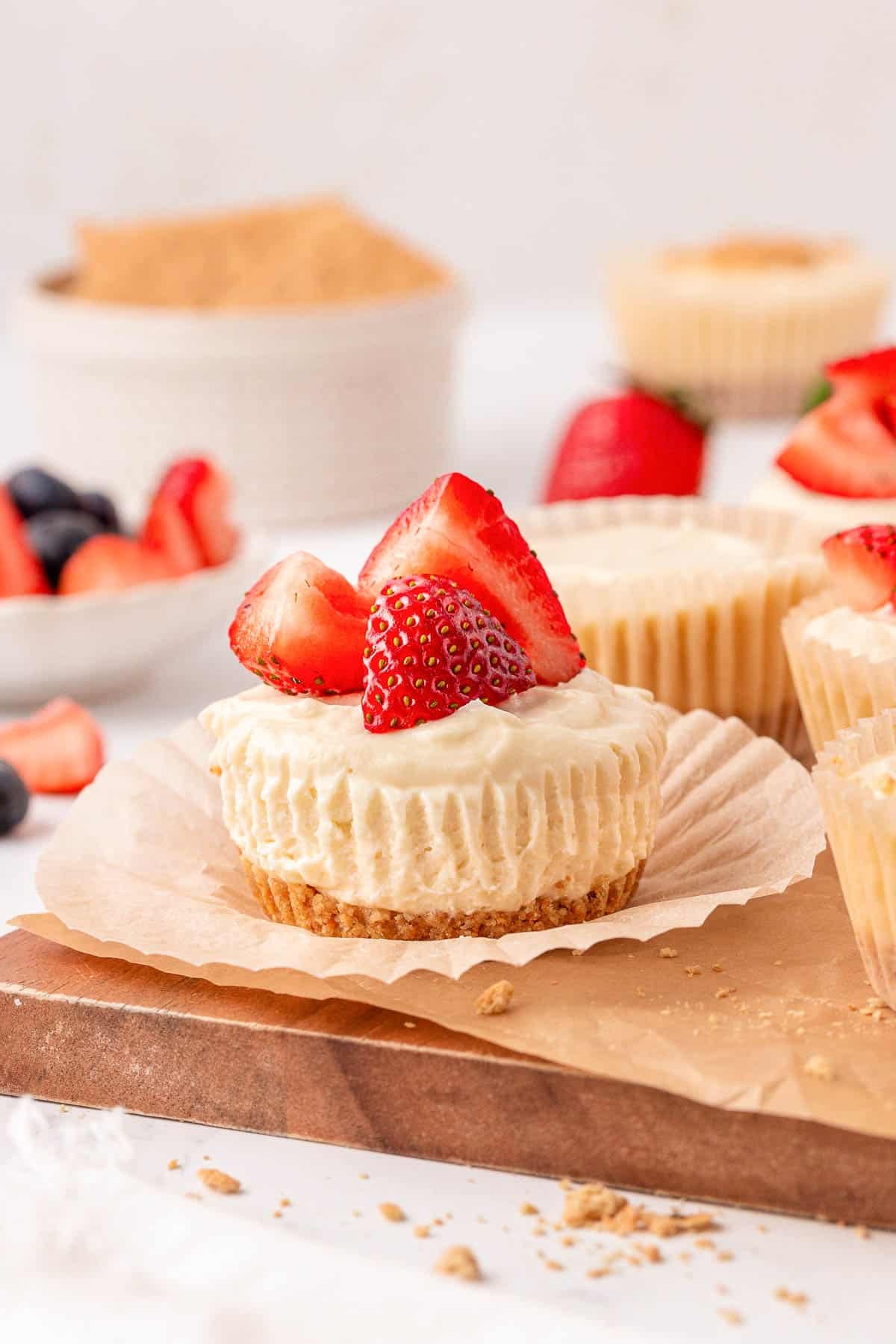 no bake mini cheesecakes topped with strawberries