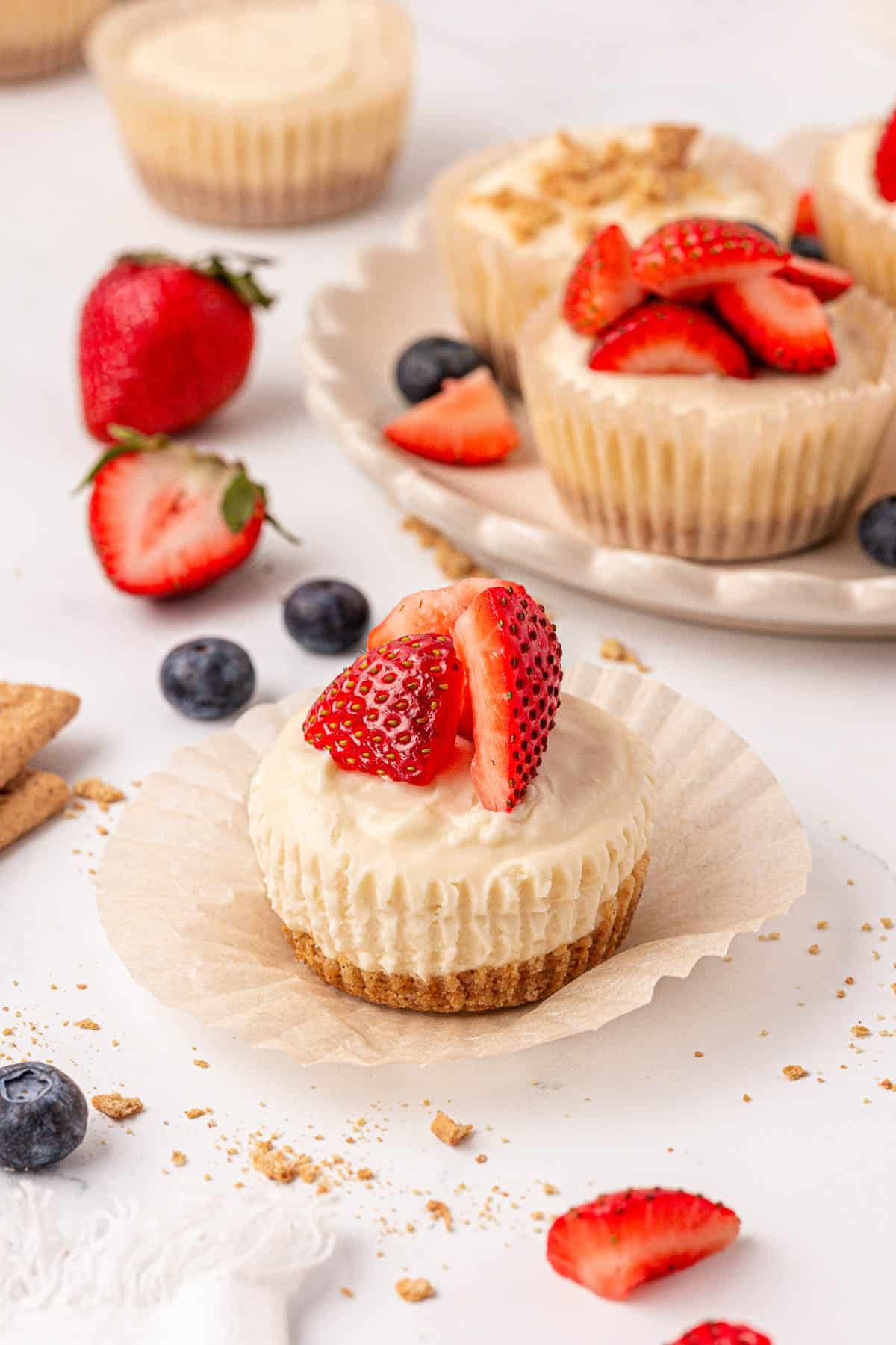 no bake mini cheesecakes topped with strawberries